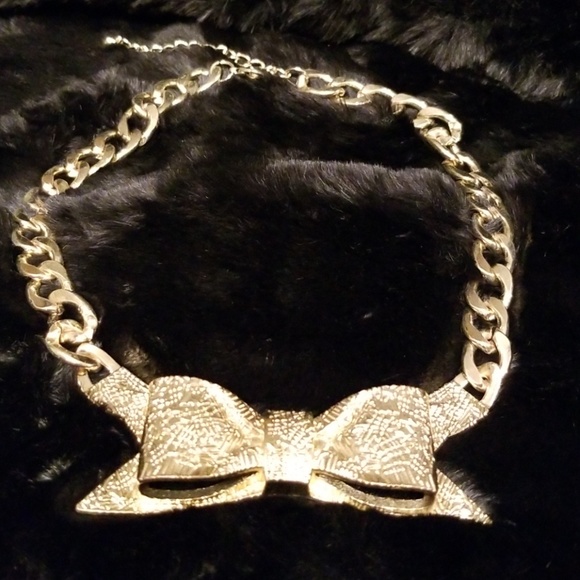 Jewelry - Gold Bow statement chain link necklace